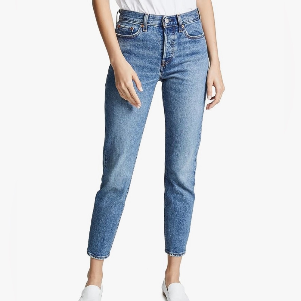 Levi’s Wedgie Fit Denim in These Dreams medium wash size 25